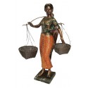 Sculpture de porteur d'eau en bronze BRZ1180 ( H .61 x L . Cm ) Poids : 7 Kg 